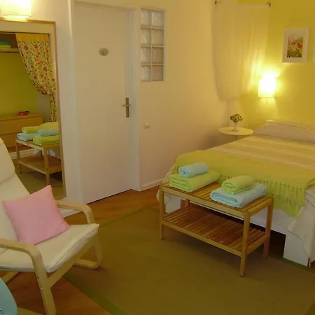 Bright Studio Apartment *