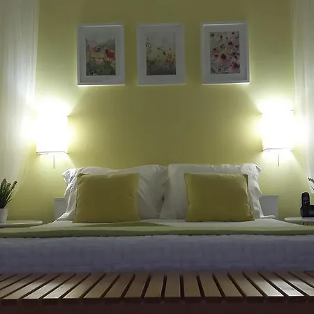 Bright Studio Apartment *